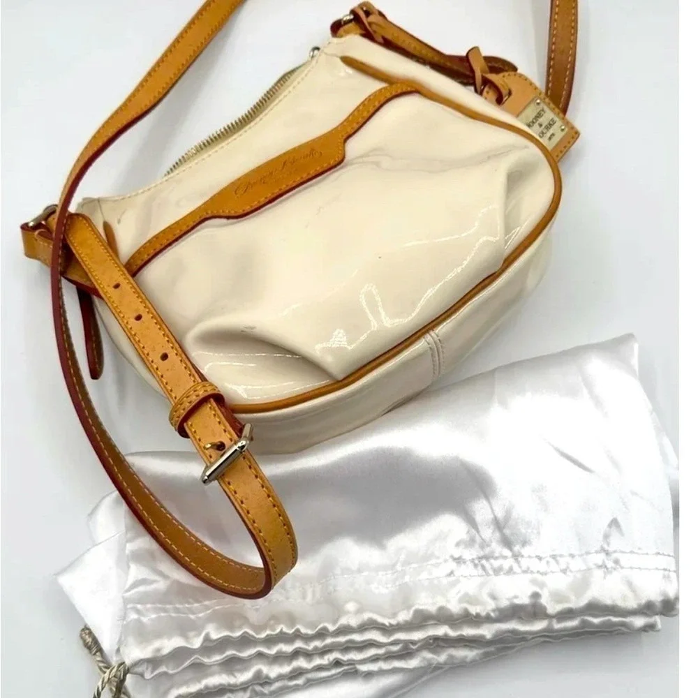Dooney‎ & Bourke Cream Patent Leather Crossbody Bag Tan Trim Hobo Vintage 21-18